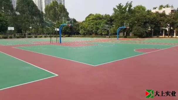翻新后的籃球場(chǎng)