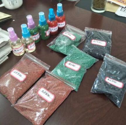 塑膠跑道原材料進(jìn)行現(xiàn)場取樣，取樣檢測材料分別是：黑色顆粒，紅色顆粒，綠色顆粒，紅色面漆，綠色面漆，膠水。