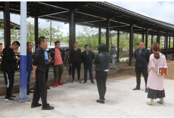 建興鄉(xiāng)召開現(xiàn)場辦公會推進廣場籃球場建設(shè)進度