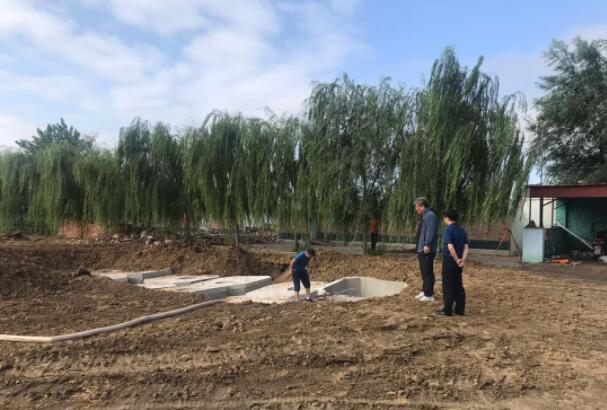 校領(lǐng)導(dǎo)研究操場(chǎng)西側(cè)水沖廁所蓄水池建設(shè)