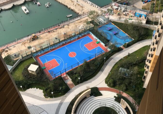 華潤威海灣九里，小區(qū)自帶海景籃球場