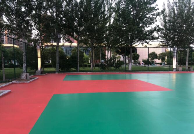 位于西安浐灞半島城市廣場的籃球場地,即將改造完畢